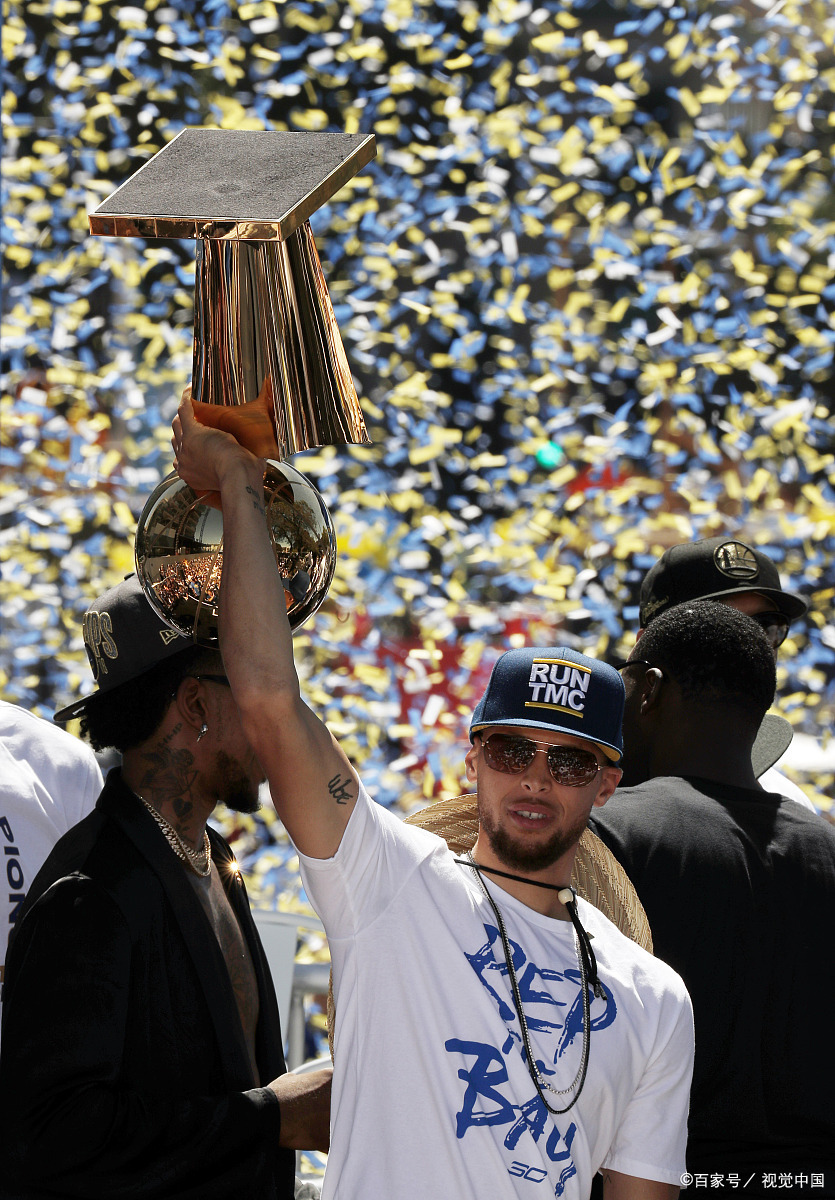 开云体育-重返赛场首场状态出色，西班牙队观众沸腾！，库里重返赛场气势如虹延续的简单介绍